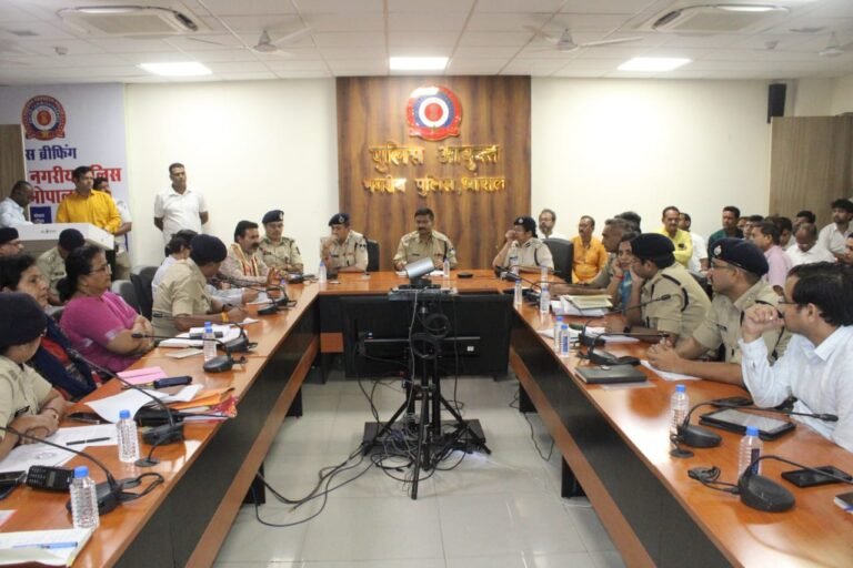 नवदुर्गा उत्सव के दौरान आमजन की सुरक्षा हेतु सभी इंतजाम सुनिश्चित करें :- पुलिस आयुक्त श्री हरिनारायणाचारी मिश्र