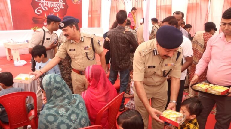 गरीब की जेब से चुराए पैसे, सेंधवा शहर पुलिस ने लौटाई मुस्कान – दीपावली पर संवेदनशील पहल ने जीता जन-जन का दिल