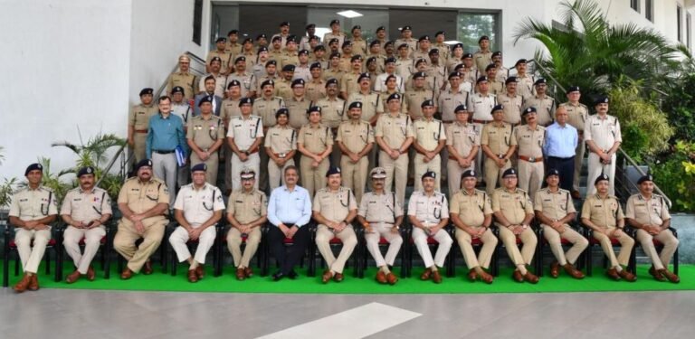 प्रदेश की कानून-व्यवस्था एवं पुलिस कार्यप्रणाली पर डीजीपी कैलाश मकवाणा ने की गहन समीक्षा बैठक