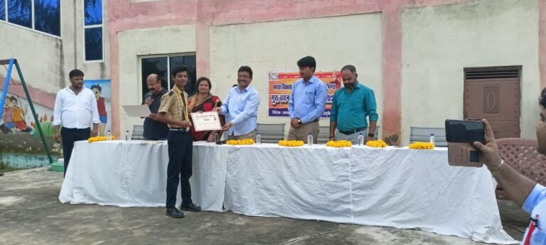 एकाग्रता और मेहनत से लक्ष्य हासिल करें विद्यार्थी: डॉ. धीरज गुर्जर