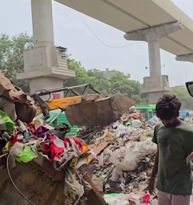 स्कूल के सामने स्वच्छता व्यवस्था बेहतर करने की मांग