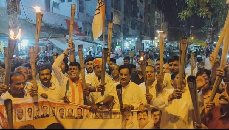 राहुल गांधी के खिलाफ एफआईआर के विरोध में कांग्रेस ने निकाला मशाल जुलूस