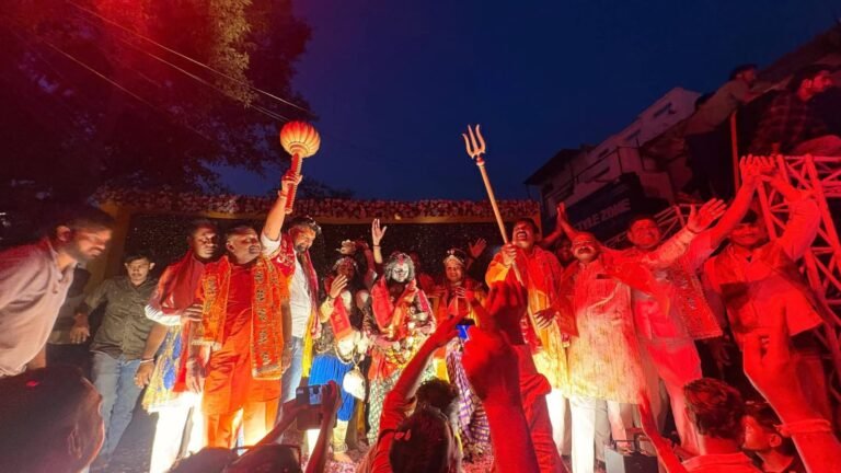 राजसी ठाठ-बाट से निकली राजाधिराज भगवान श्री काशी विश्वनाथ की शाही सावरी