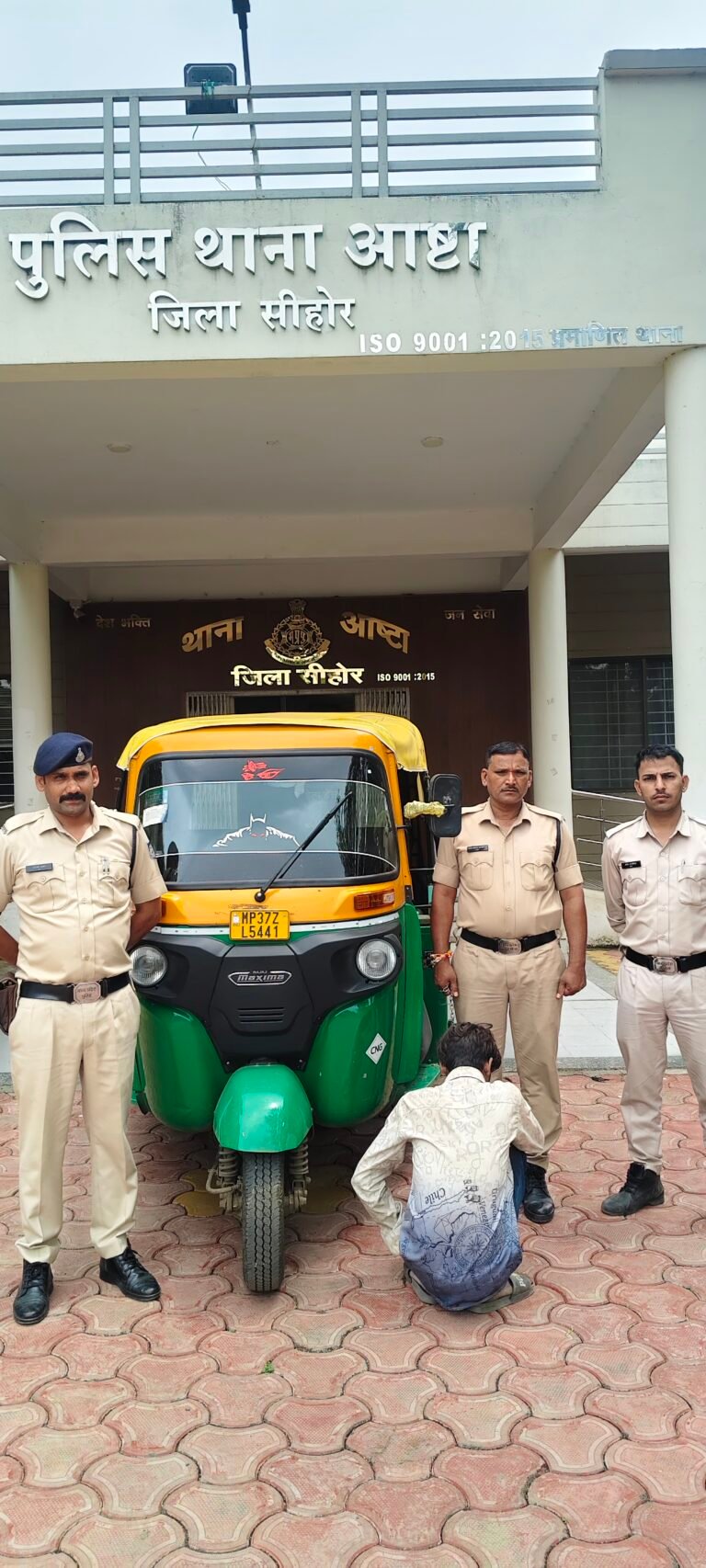 सोशल मीडिया पर मिली ऑटो की सूचना पर आष्टा पुलिस की त्वरित कार्रवाई, एक घंटे में वाहन बरामद ग्राम वेदांखेड़ी से युवक को हिरासत में लेकर ऑटो किया बरामद