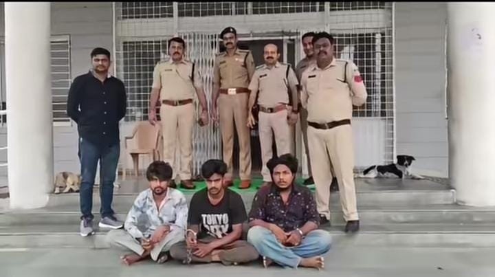 युवक से मारपीट के मामले में तीन आरोपी गिरफ्तार शिकायत के बाद सेक्टर-1 पुलिस ने त्वरित कार्रवाई कर आरोपियों को पकड़ा