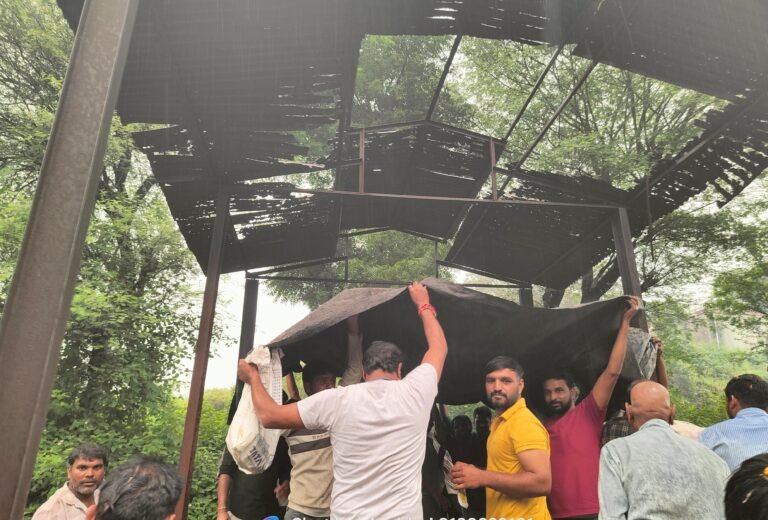 बारिश के बीच त्रिपाल के सहारे हुआ अंतिम संस्कार, श्मशान घाट पर सुविधाओं की जरूरत