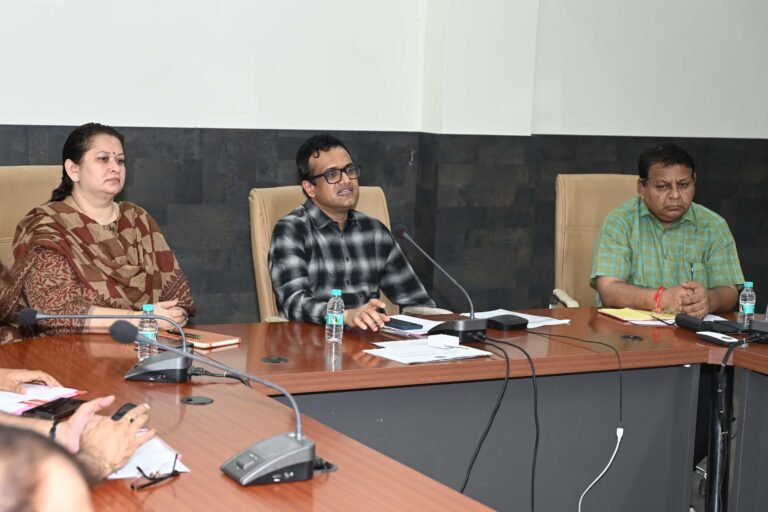 नकली शराब की सही सूचना देने वाले को मिलेगा पुरस्कार : कलेक्टर कटेसरिया आबकारी विभाग शिकायतों पर त्वरित कार्रवाई करे, राशन वितरण में पारदर्शिता और स्वास्थ्य भवनों का समयबद्ध निर्माण सुनिश्चित करने के निर्देश