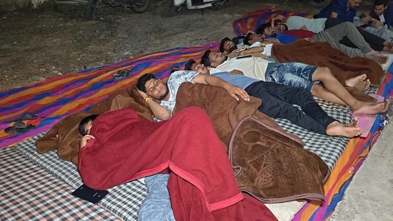 फीस वृद्धि के मुद्दे को लेकर लॉ कॉलेज के बाहर छात्रों का प्रदर्शन