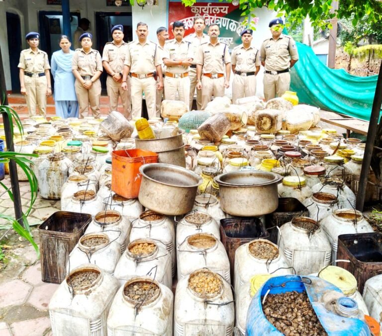 अवैध शराब के विरुद्ध संयुक्त टीम की कार्रवाई, 215 लीटर कच्ची शराब और 3300 किलो महुआ लहान जप्त
