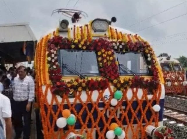 धार जिले में पहली बार पटरी पर दौड़ी यात्री ट्रेन, पीएम मोदी ने वर्चुअली दिखाई हरी झंडी टांडा रोड तक पहुंची रेल सेवा, जनजातीय क्षेत्रों के विकास और कनेक्टिविटी को मिलेगा बढ़ावा