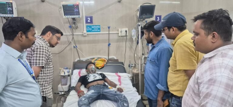 युवक की तबीयत बिगड़ने पर पुलिस-प्रशासन ने शुरू की जांच एसपी सहित अधिकारियों ने मौके पर पहुंचकर ली जानकारी, दो अन्य युवकों को भी अस्पताल में कराया भर्ती