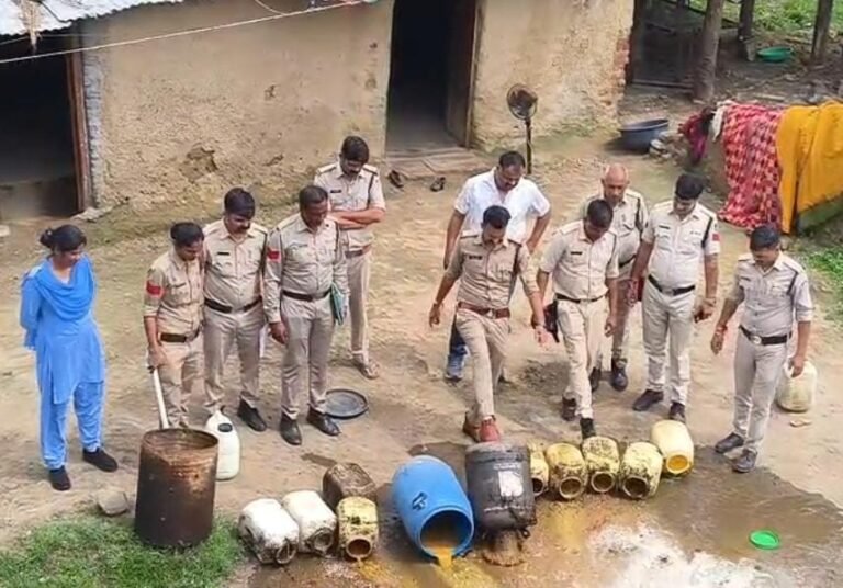 कचनारा पुलिस चौकी की कार्रवाई, महुआ लहान नष्ट कर शराब जब्त 1500 लीटर महुआ लहान नष्ट, दो आरोपियों के कब्जे से शराब बरामद