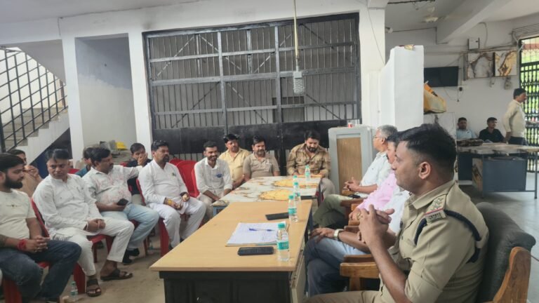 गणेश उत्सव और मेलों को लेकर कोलारस थाने में शांति समिति की बैठक आयोजित उत्सवों के दौरान शांति, सुरक्षा और यातायात व्यवस्था को लेकर हुई चर्चा