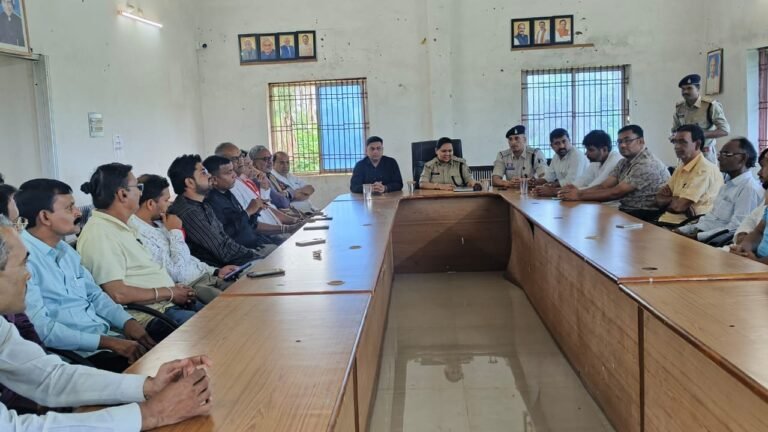 गणेश विसर्जन को लेकर शांति समिति की बैठक, समितियों को दिए आवश्यक दिशा-निर्देशसुरक्षित, व्यवस्थित एवं सौहार्दपूर्ण आयोजन को लेकर प्रशासन ने की चर्चा