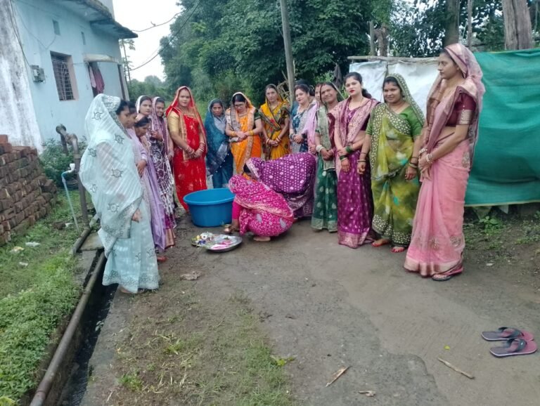 हरियाली तीज पर महिलाओं ने रखा निर्जल व्रत शिव-पार्वती की आराधना कर मांगा सुख-समृद्धि का आशीर्वाद
