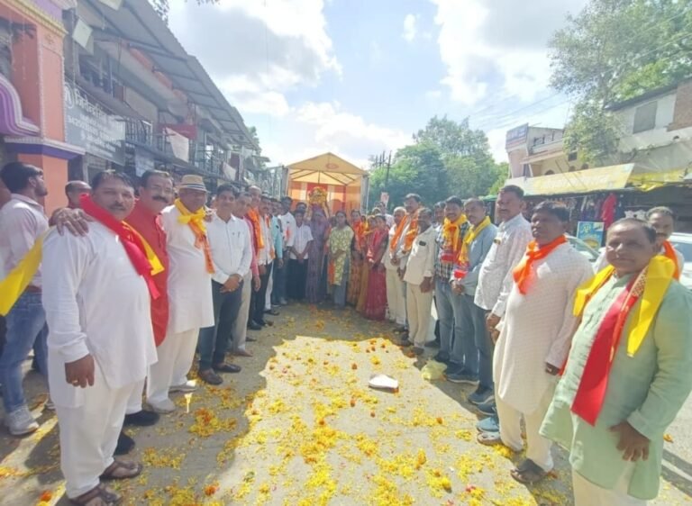 सांवेर में कलश वंदन यात्रा का भव्य स्वागत, ग्रामीणों ने पुष्पवर्षा कर किया अभिनंदन