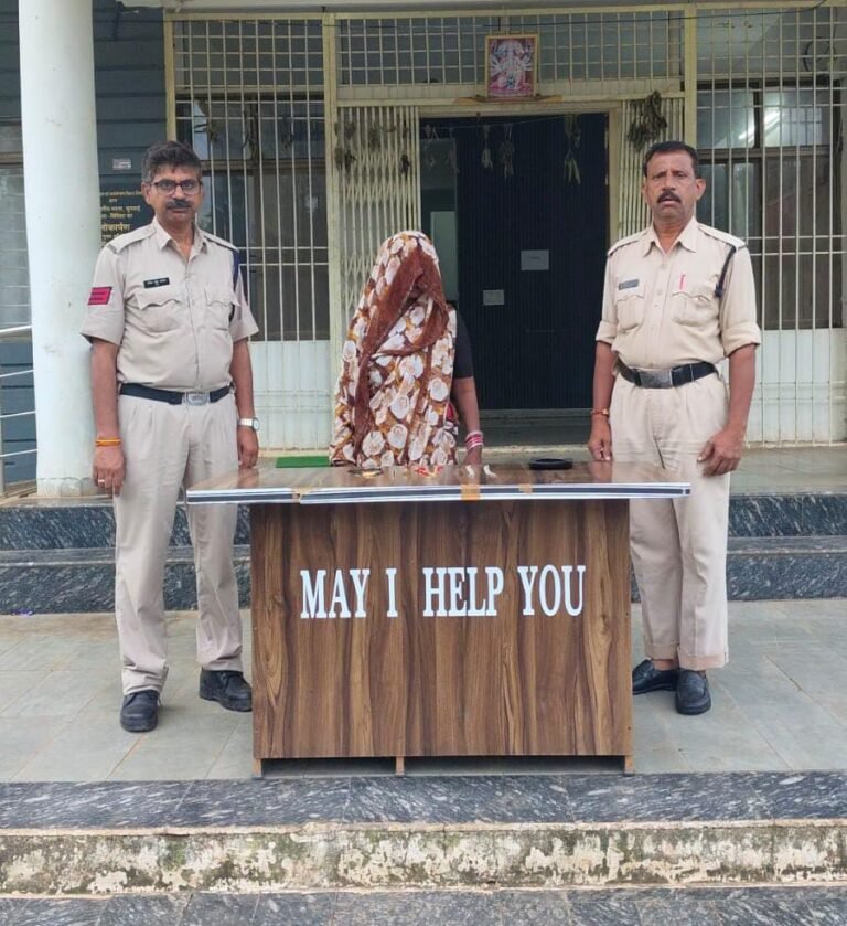बर्तन बेचने के बहाने घरों की जानकारी जुटाकर चोरी करने वाली महिला गिरफ्तार कुरवाई पुलिस ने करीब ₹5 लाख के सोने-चांदी के आभूषण बरामद किए
