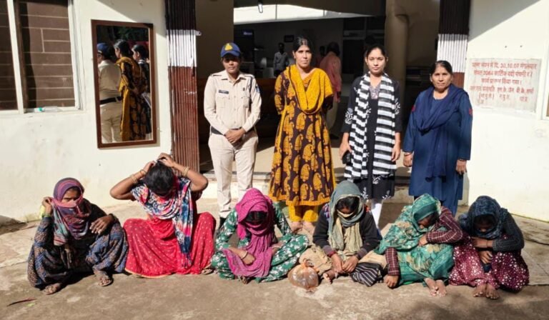 सनशाइन सोलर एनर्जी गोदाम मामले का कोतवाली पुलिस ने किया खुलासा, छह महिलाएं गिरफ्तार तकनीकी साक्ष्यों और मुखबिर सूचना के आधार पर पुलिस ने की कार्रवाई, सामान की बरामदगी के प्रयास जारी