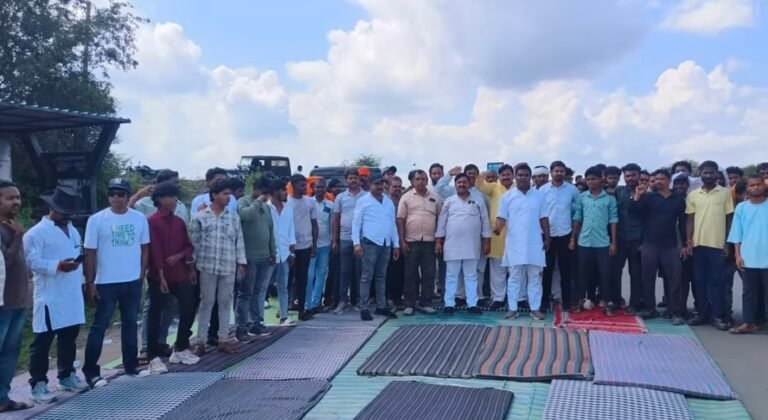 सड़क निर्माण की मांग को लेकर जिला पंचायत सदस्य रिंकू राम मिश्रा धरने पर बैठे