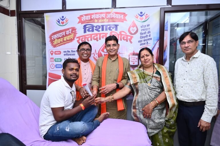 राजस्व मंत्री ने किया रक्तदान शिविर का अवलोकन, दानदाताओं को गुलाब फूल व प्रशस्ति पत्र से किया सम्मानित