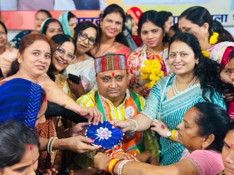 भाजपा महिला मोर्चा ने आयोजित किया रक्षा सूत्र महोत्सव बहनों ने भाजपा पदाधिकारियों को बांधा रक्षा सूत्र, उपहार देकर किया सम्मान