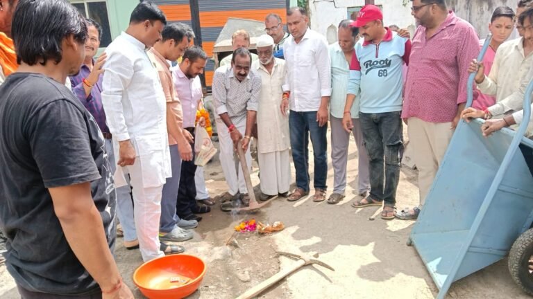 वार्ड क्रमांक 01 एवं 15 में सीसी रोड निर्माण कार्य का भूमि पूजन, विकास कार्य का शुभारंभ