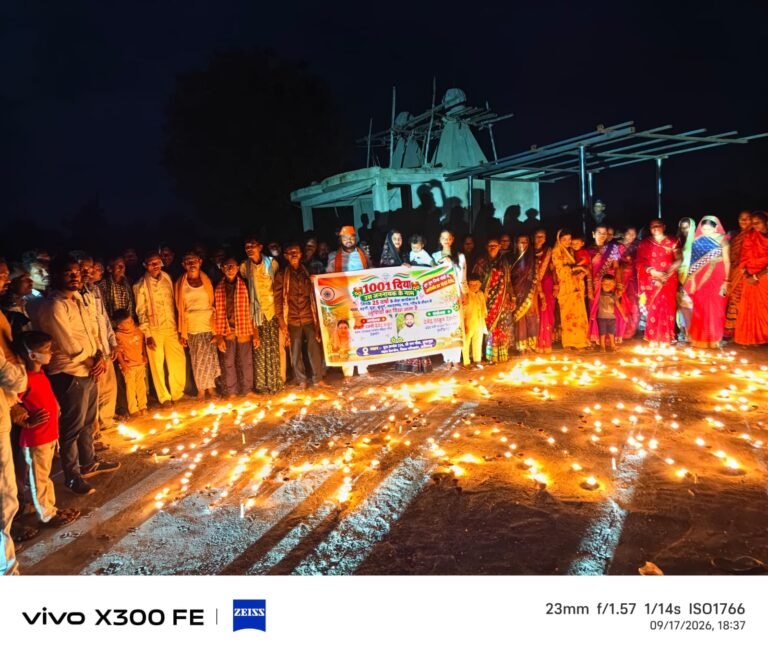 किसान नेता देवेंद्र ठाकुर के गृह ग्राम में 1001 दीपों से जगमगाया श्रीराम चौक सेवा संकल्प अभियान के तहत ‘आशीर्वाद का 1001 दीया’ कार्यक्रम, ग्रामीणों एवं कार्यकर्ताओं ने की सहभागिता