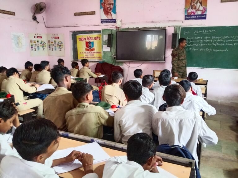 एनसीसी स्टाफ व्याख्यान में छात्रों को सेना के बारे में दी जानकारी