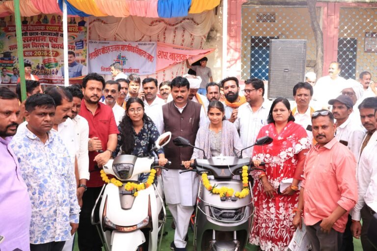विधायक श्याम बरडे ने छात्र प्रतिभाओं को किया सम्मानित 134 मेधावी विद्यार्थियों को प्रशस्ति-पत्र एवं प्रोत्साहन राशि प्रदान
