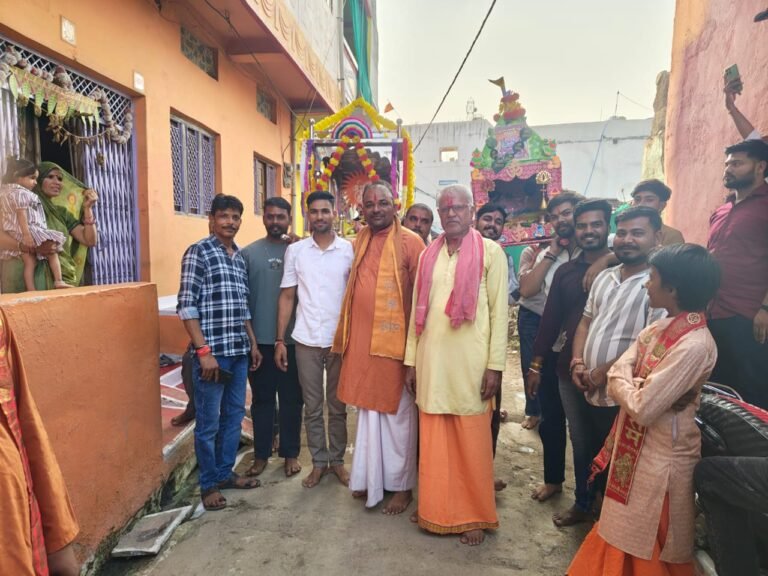 नजीराबाद में श्रद्धा और उत्साह के साथ निकला बांके बिहारी जी का विमान घर-घर हुआ पूजन-अर्चन, प्रमुख मार्गों से होते हुए विसर्जन घाट पहुंचा विमान