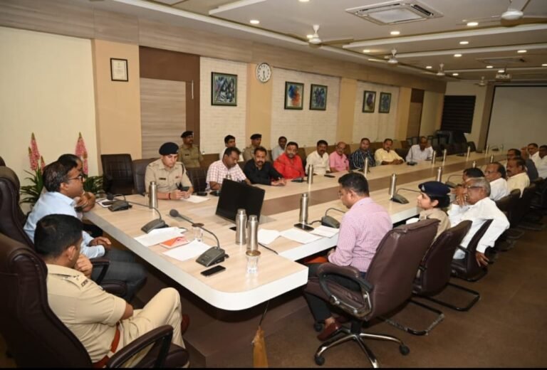 कलेक्टर की अध्यक्षता में शांति समिति की बैठक आयोजित त्योहारों के दौरान व्यवस्थाओं को लेकर अधिकारियों को दिए आवश्यक दिशा-निर्देश