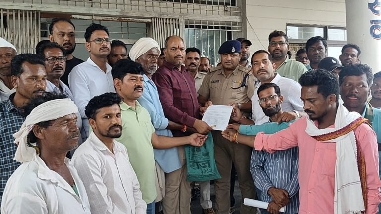 ट्रांसफॉर्मर लगाने के नाम पर ग्रामीणों से लाखों रुपये लेने का आरोप ग्रामीणों ने ठेकेदार के खिलाफ कार्रवाई की मांग को लेकर सौंपा ज्ञापन