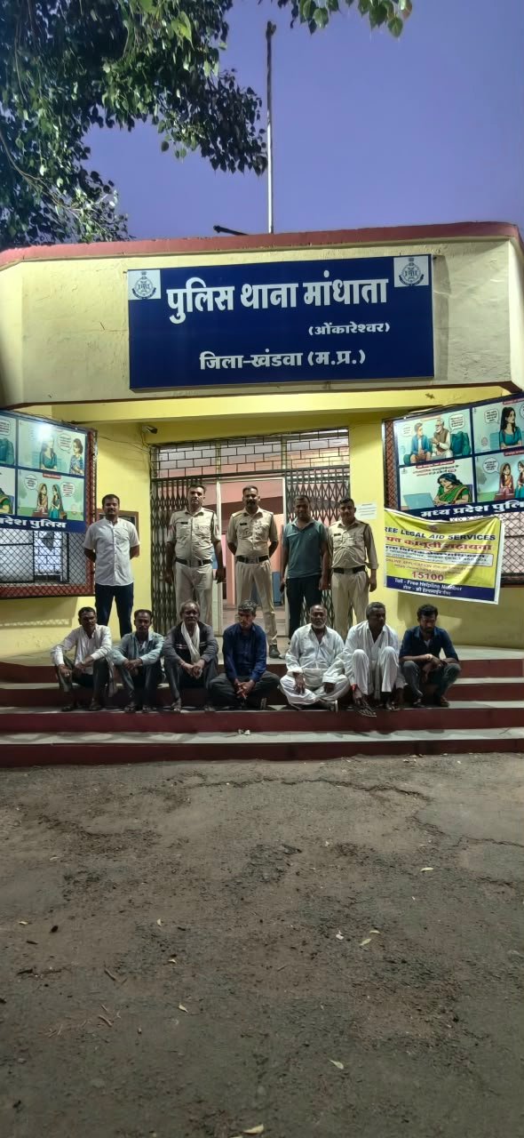 मांधाता पुलिस ने सात लोगों को जुआ खेलते पकड़ा, 2,850 रुपये नकद और ताश के 52 पत्ते जब्त