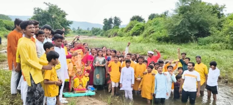 अगले बरस तू जल्दी आ” — गुरुकुल के छात्रों ने गणपति बप्पा को दी विदाई विघ्नहर्ता से मन लगाकर पढ़ाई करने और संस्कारों को जीवन में अपनाने का लिया संकल्प