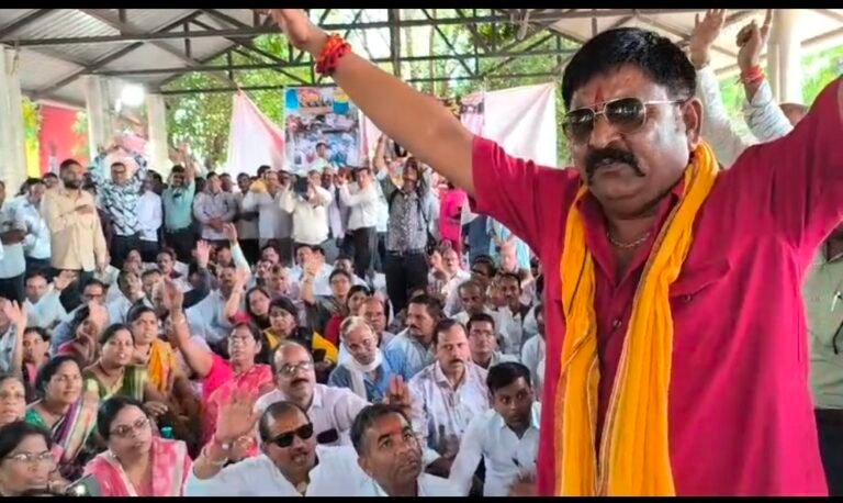 तीन सूत्रीय मांगों को लेकर भोपाल में शिक्षकों का अनिश्चितकालीन धरना शुरू टेट से मुक्ति, ई-अटेंडेंस सहित मांगों को लेकर संयुक्त मोर्चा ने नीलम पार्क में शुरू किया धरना