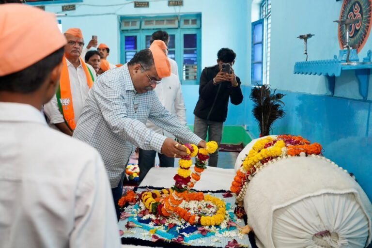 सेवा परमो धर्मः’ को मूलमंत्र मानकर जनकल्याणकारी योजनाओं का लाभ समाज के अंतिम व्यक्ति तक पहुंचाएं राष्ट्रसंत तुकडोजी महाराज की समाधि के दर्शन के बाद भाजपा प्रदेशाध्यक्ष रविंद्र चव्हाण का कार्यकर्ताओं से आवाहन