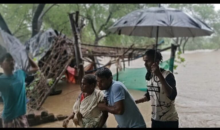 बाढ़ में फंसी बुजुर्ग महिला सहित तीन लोगों को शिक्षक गौरी डोंगरे ने सुरक्षित निकाला साहस और सेवा भावना से शिक्षक ने ग्रामीणों की मदद कर पेश की मिसाल