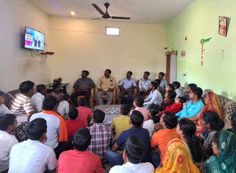 तुमड़ी बूथ के वार्ड क्रमांक 08 में ‘मन की बात’ का सामूहिक श्रवण, कार्यकर्ताओं एवं नागरिकों ने सुना प्रधानमंत्री का संबोधन