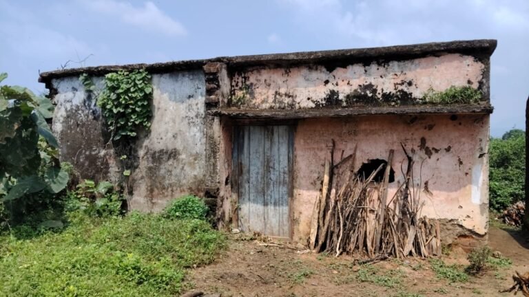 ग्राम बरेली भाटा में आंगनवाड़ी भवन की स्थिति खराब, वैकल्पिक स्थान पर संचालित हो रही कक्षाएं