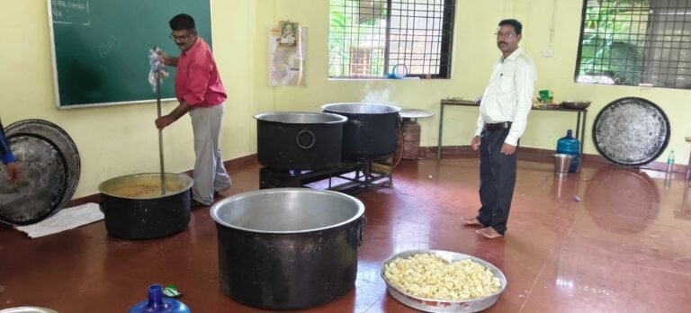 बाढ़ के बीच राहत शिविरों में शिक्षकों ने संभाली जिम्मेदारी, सेवा और कर्तव्य की मिसाल पेश की