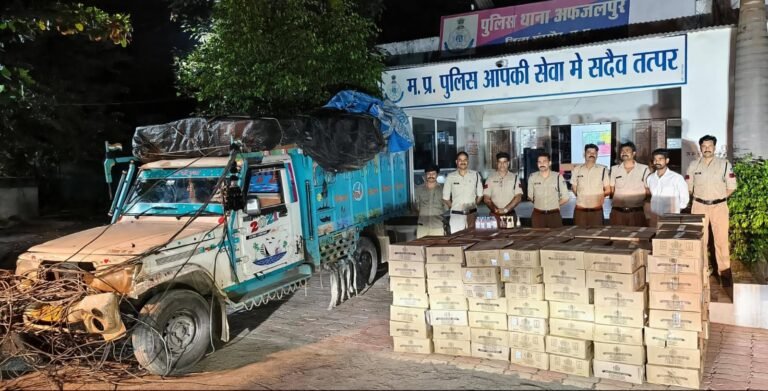 अफजलपुर पुलिस की कार्रवाई, 200 पेटी देशी शराब और बोलेरो पिकअप वाहन जब्त