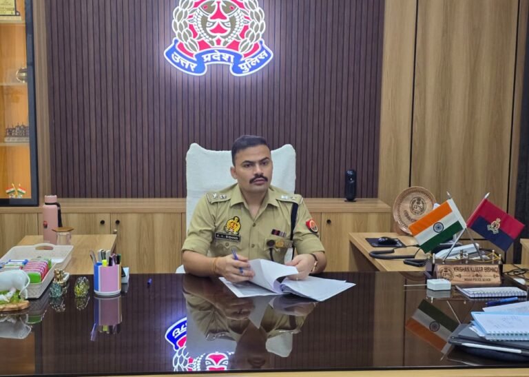 मोबाइल पर स्क्रीन गार्ड जरूरी, तो जीवन के लिए हेलमेट भी जरूरी: बिजनौर एसपी की अपील