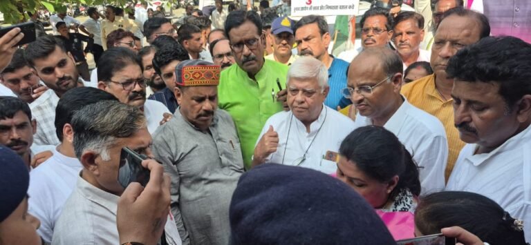 कांग्रेस का कलेक्ट्रेट के बाहर प्रदर्शन, मुख्य चुनाव आयुक्त का पुतला दहन