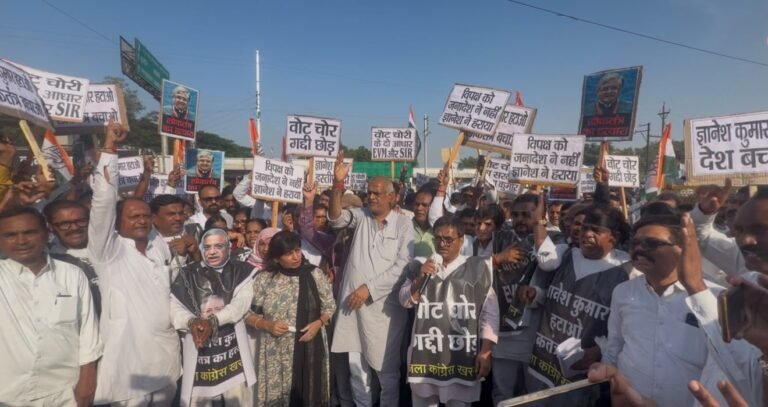 वोटर सूची और एसआईआर प्रक्रिया को लेकर कांग्रेस का प्रदर्शन, सीईसी ज्ञानेश कुमार के नाम से प्रतीकात्मक जुलूस