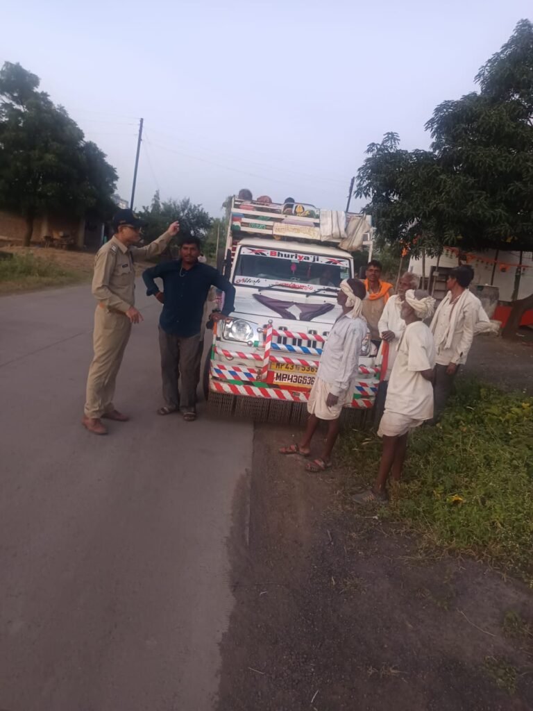 रावटी पुलिस ने चलाया विशेष अभियान, लोडिंग वाहनों में सुरक्षित सफर को लेकर दी समझाइश