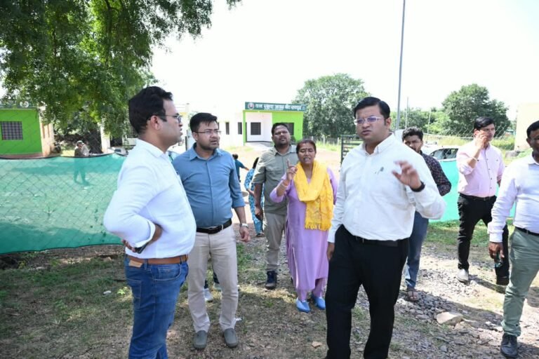 जीआरपी पाइप सामग्री के सुव्यवस्थित निस्तारण के लिए कलेक्टर ने दिए निर्देश स्थल का औचक निरीक्षण कर अधिकारियों को दिए त्वरित कार्रवाई के निर्देश