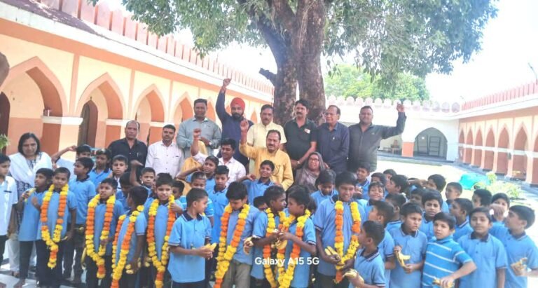 सेवा मेरा योगदान अभियान के तहत अनाथालय में बच्चों के साथ सेवा गतिविधि आयोजित बच्चों को फल वितरित कर प्रधानमंत्री नरेंद्र मोदी के जीवन एवं संघर्षों पर हुई चर्चा