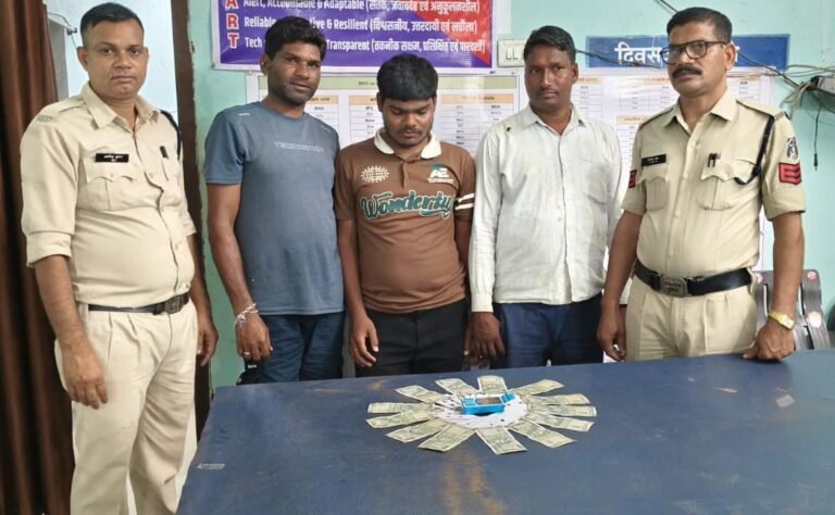 भखारा पुलिस की कार्रवाई में तीन जुआरी पकड़े, 6,500 रुपये नकद एवं 52 पत्ती ताश जब्त