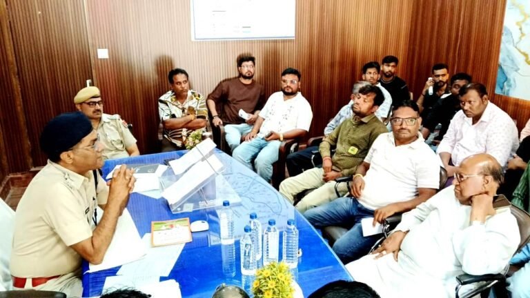 नवरात्रि पर्व को लेकर पुलिस उपाधीक्षक गोदारा की अध्यक्षता में सीएलजी बैठक आयोजित गरबा आयोजकों और डीजे संचालकों को दिए आवश्यक निर्देश, श्रद्धालुओं की सुरक्षा एवं धार्मिक आयोजन की व्यवस्थाओं पर हुई चर्चा