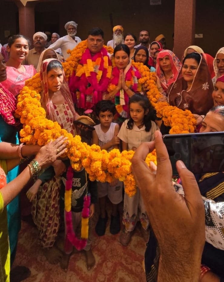 8 एसडी बी में सरपंच प्रत्याशी दिनेश सोनी का सर्व समाज ने किया स्वागत, माला पहनाकर जताया समर्थन धर्मपत्नी प्रियंका सोनी का भी हुआ सम्मान, पंचायत चुनाव को लेकर ग्रामीणों में उत्साह
